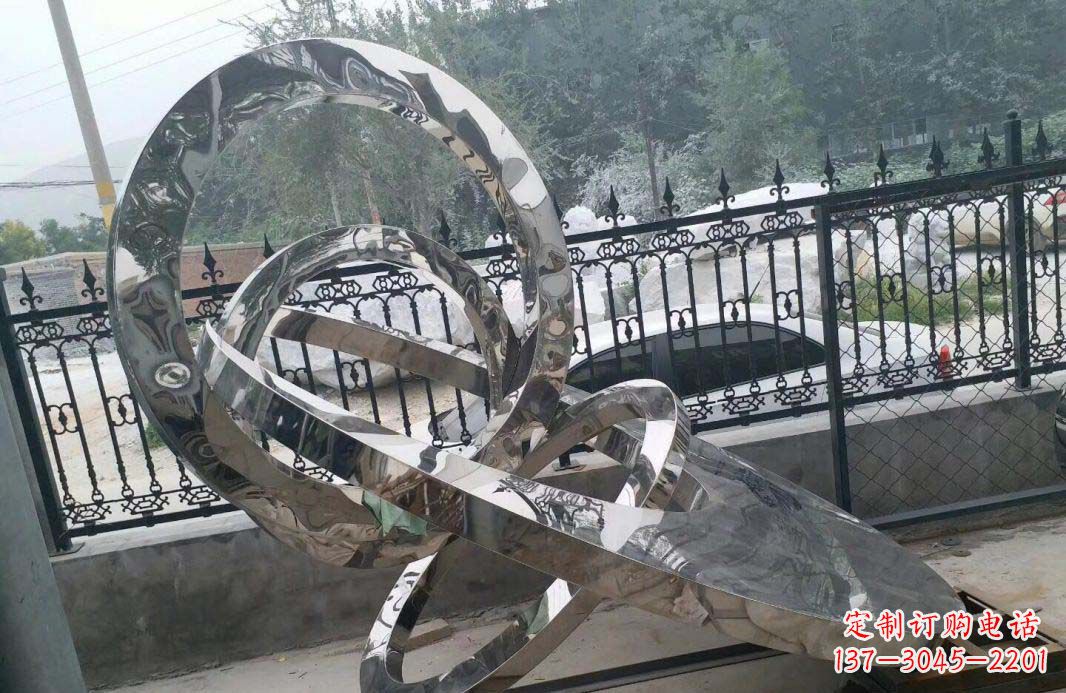 河南宁静湖畔,圆环景观雕塑助公园璀璨