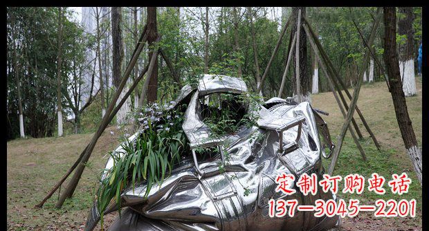 河南公园不锈钢手提包造型雕塑