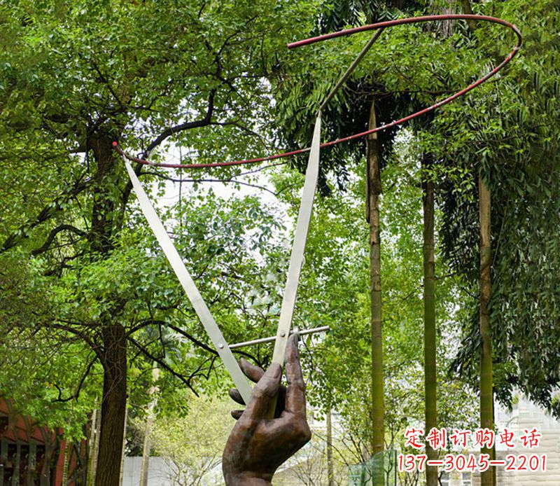 河南公园不锈钢圆规雕塑