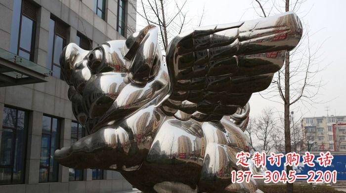河南精美不锈钢大翅膀猪景观雕塑