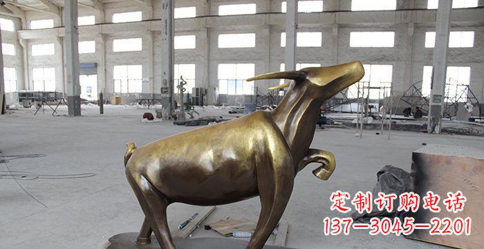 河南铜制华丽小牛动物雕塑