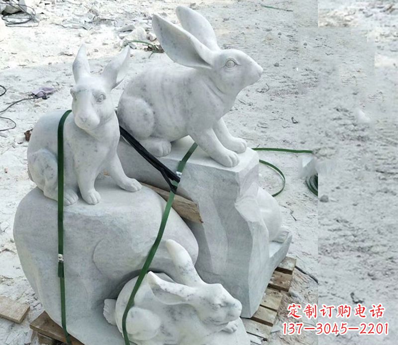 河南活泼可爱的兔子雕塑