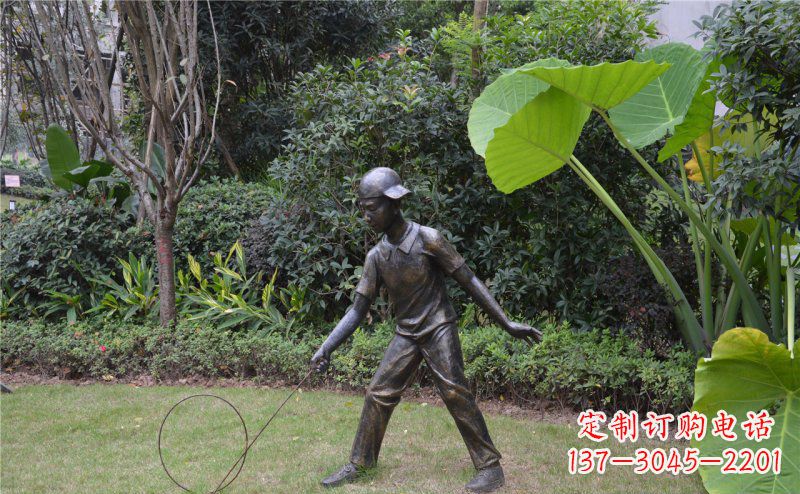 河南铜雕“小男孩滚铁环”
