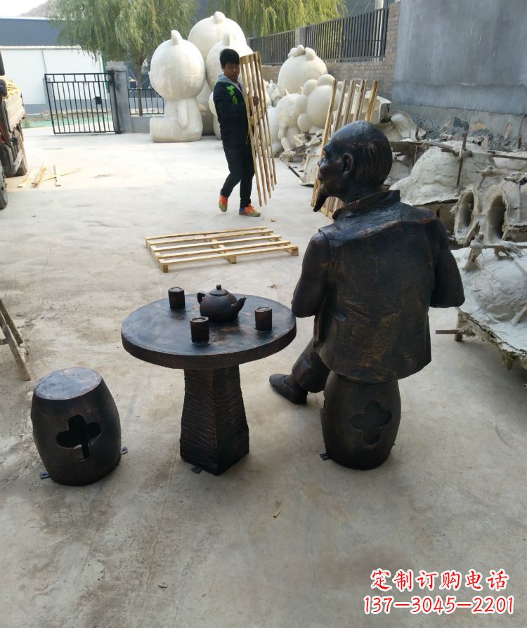 河南公园喝茶的老人铜雕
