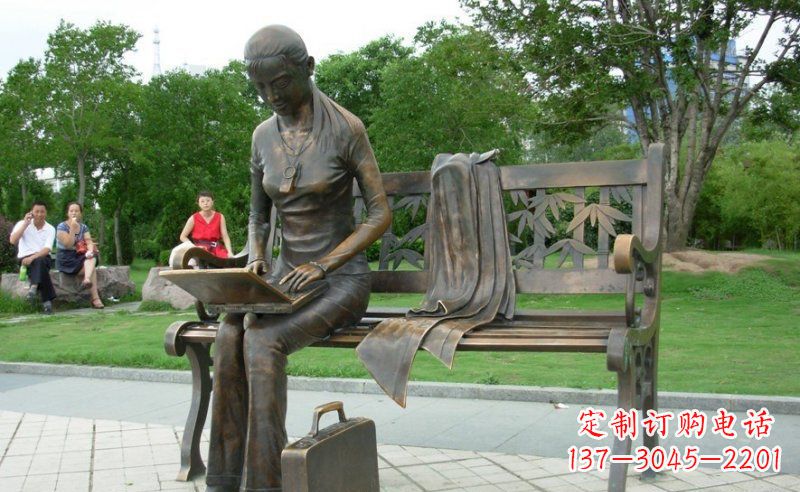 河南把童真雕刻在铜雕中——女孩雕塑
