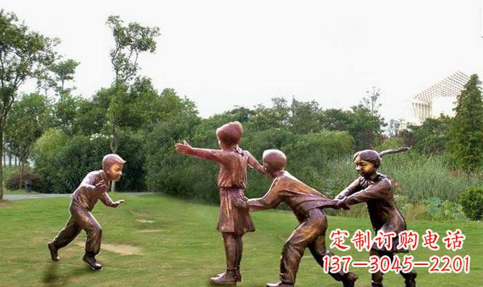 河南风格多变的老鹰雕塑