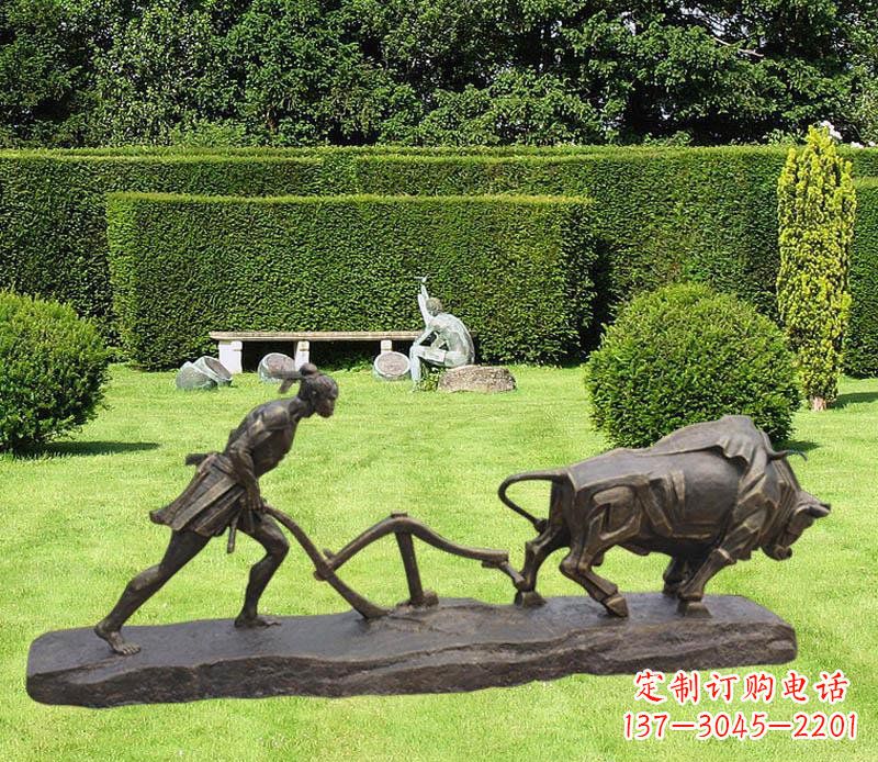 河南古典风格牛雕塑,新时代艺术装点
