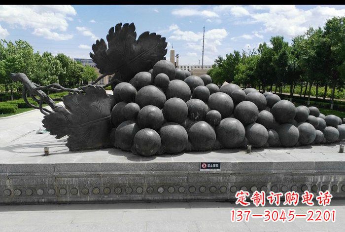 河南美轮美奂的葡萄铜雕塑