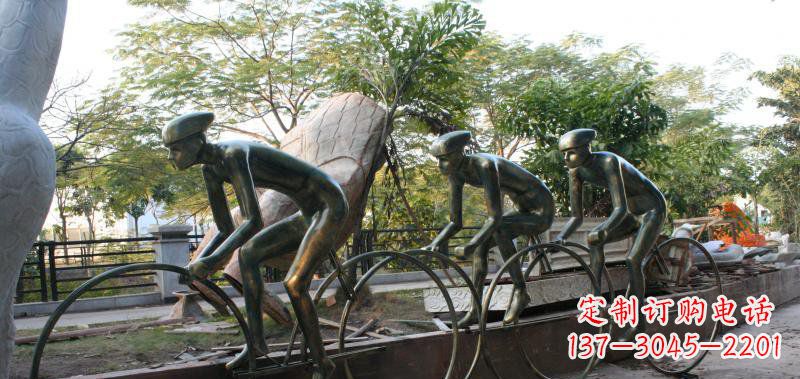 河南公园骑自行车的人物景观铜雕