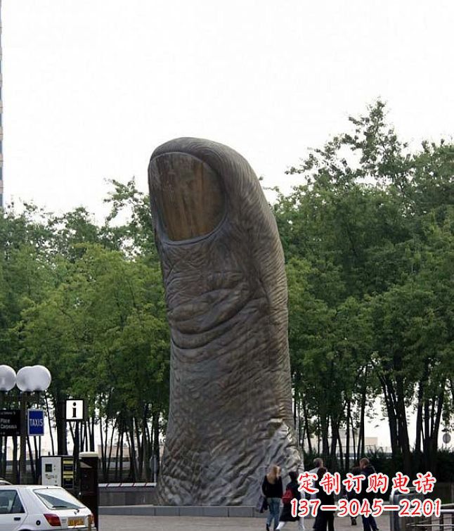 河南公园竖着的大拇指景观铜雕