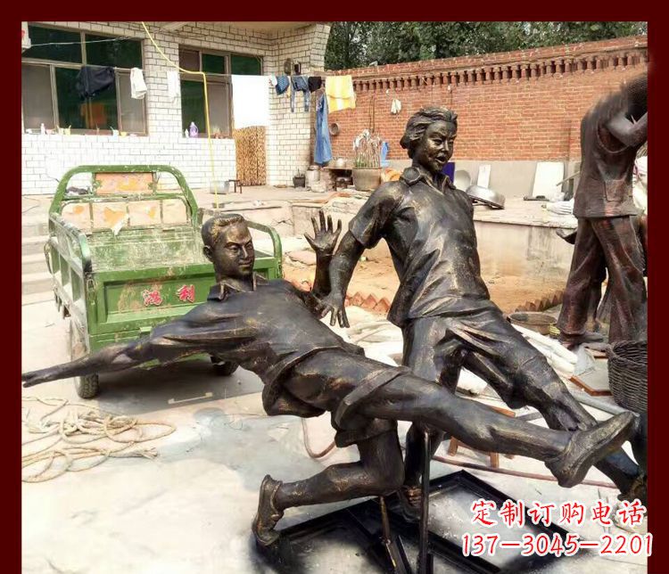 河南足球迷必备,象征性的足球雕塑