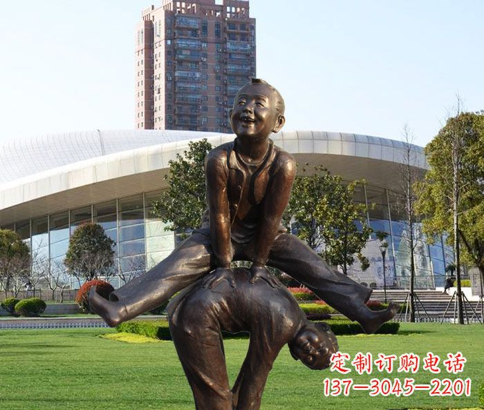 河南童趣十足的山羊铜雕