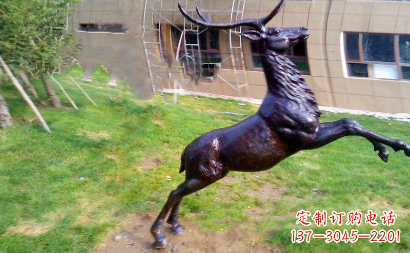 河南跳跃的鹿动物铜雕
