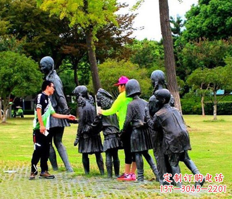 河南铜质老鹰抓小鸡雕塑