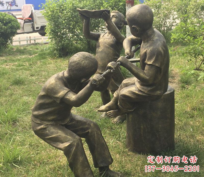 河南公园玩水的儿童铜雕