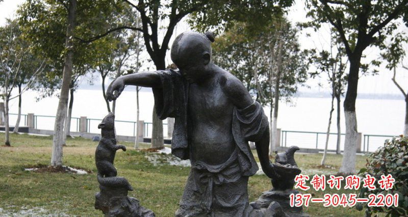 河南公园喂松鼠的小孩小品铜雕