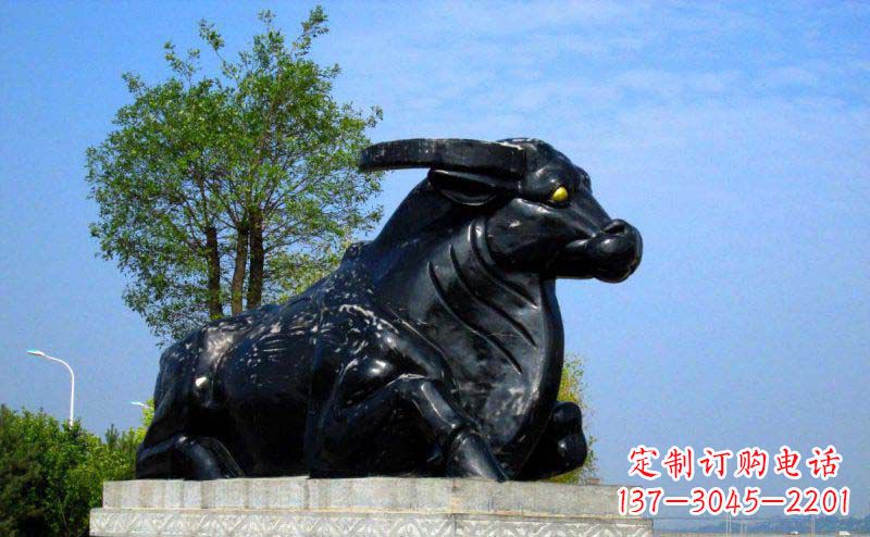 河南公园卧着的牛动物铜雕