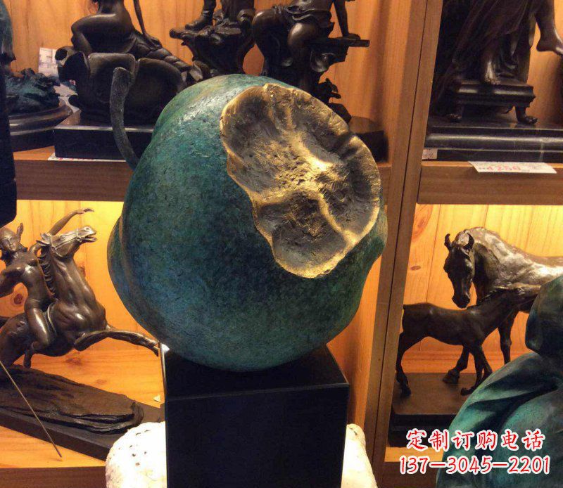 河南铜质可爱苹果雕塑