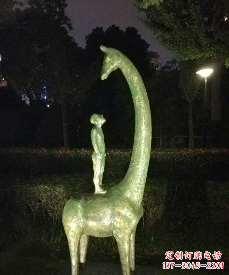 河南壮观绝伦的长颈鹿雕塑