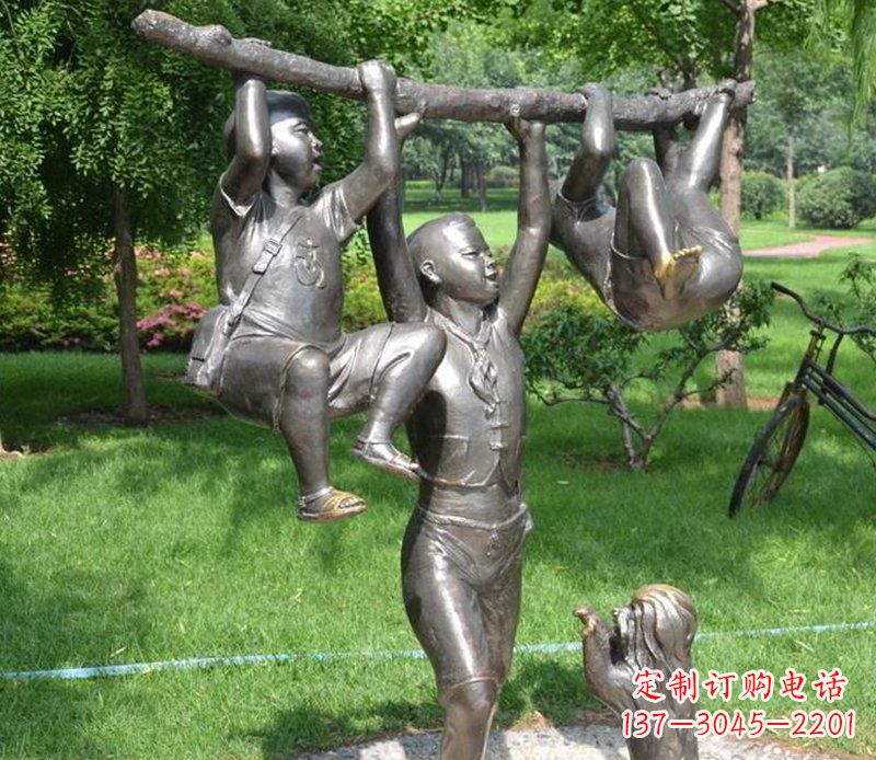 河南捉着树枝玩耍的小孩铜雕