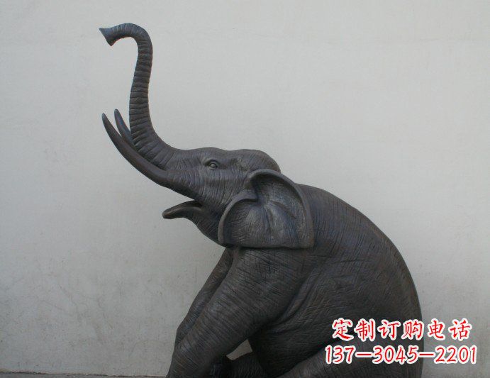 河南公园坐着的大象喷水动物铜雕