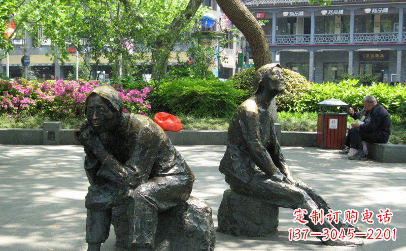 河南充满深情的老人铜雕
