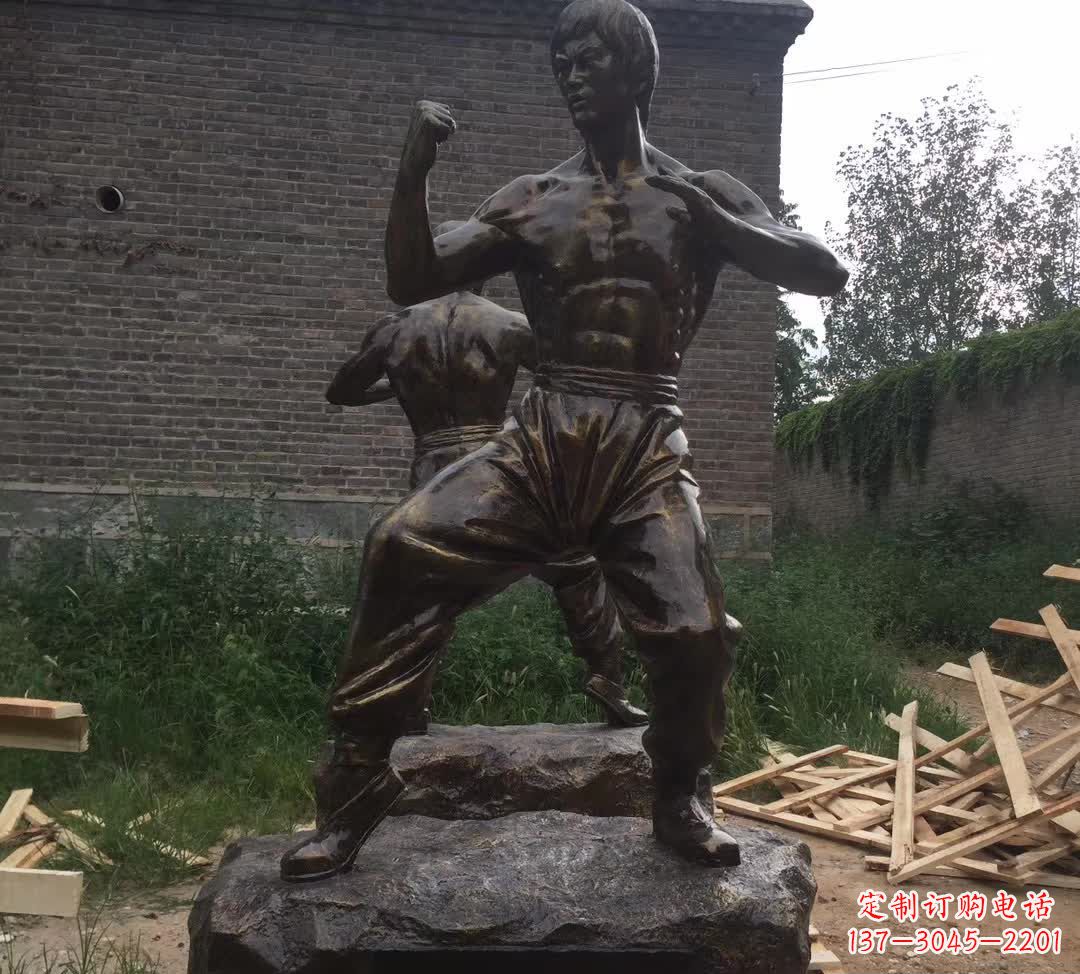 河南令人叹为观止的李小龙铜雕