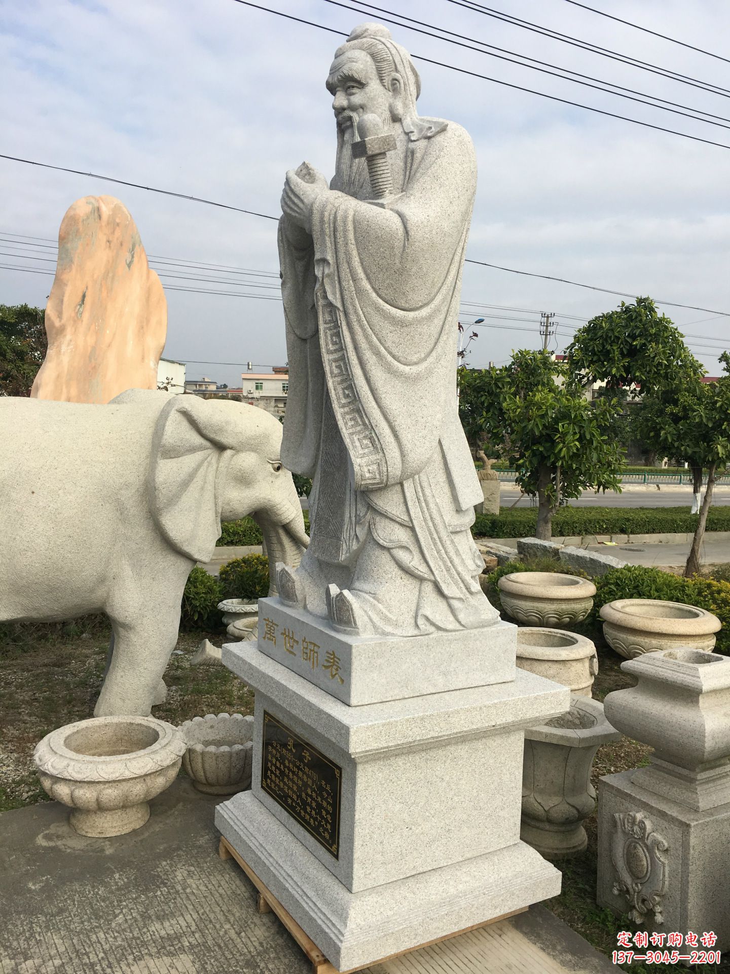 河南古宇湖湿地公园里的孔子雕塑