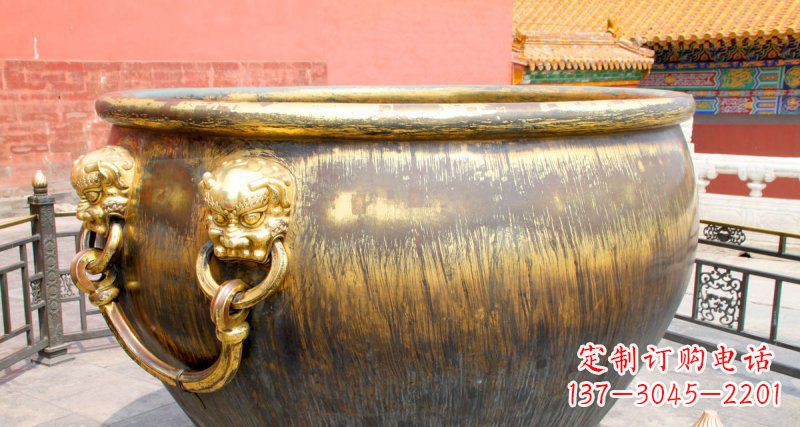 河南故宫圆形水缸铜雕