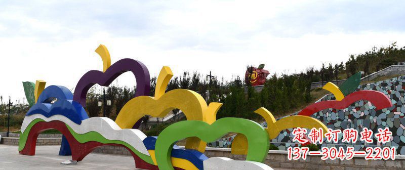 河南广场艺术:不锈钢抽象彩色苹果雕塑