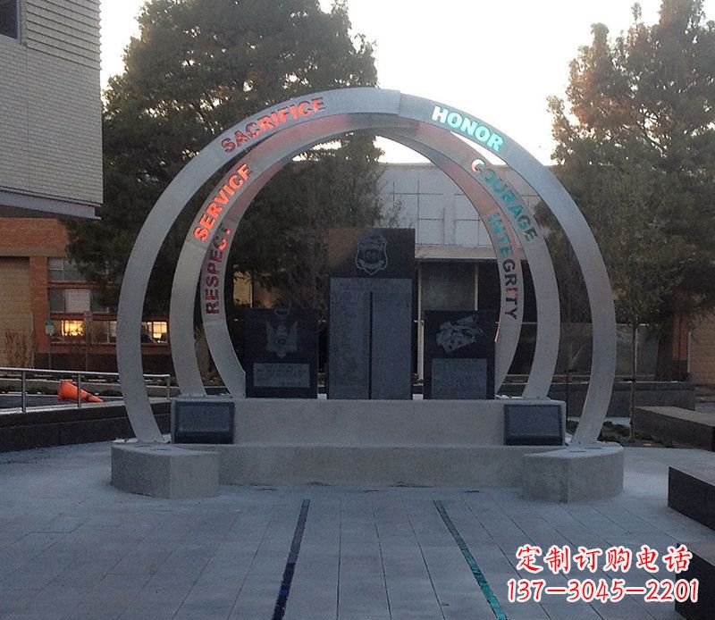 河南广场不锈钢圆环雕塑