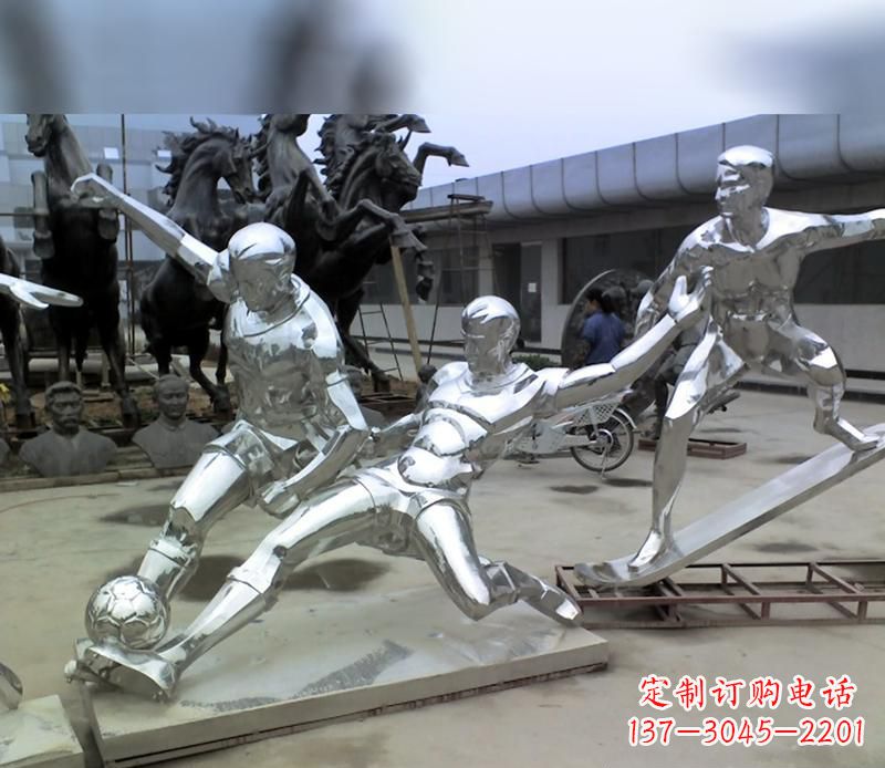 河南中领雕塑定制的不锈钢足球运动雕塑