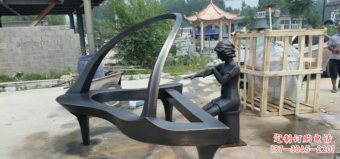 河南广场抽象弹钢琴景观铜雕
