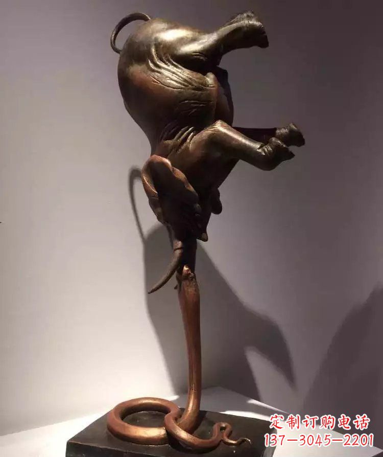 河南广场大象倒立景观铜雕