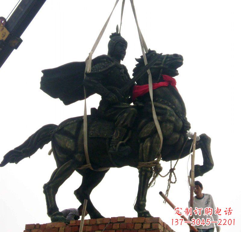 河南广场古代骑马的将军景观铜雕