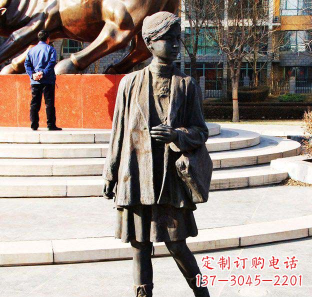 河南真实可爱的女孩铜雕塑