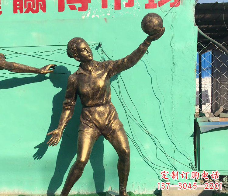 河南中领雕塑:学生运动的赞美——精美铜雕学生人物排球雕塑