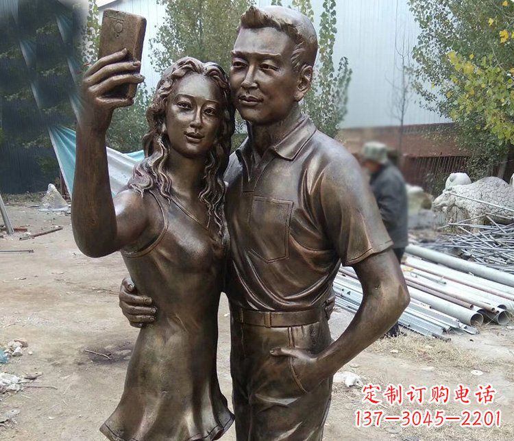 河南广场铜雕拍照情侣人物雕塑