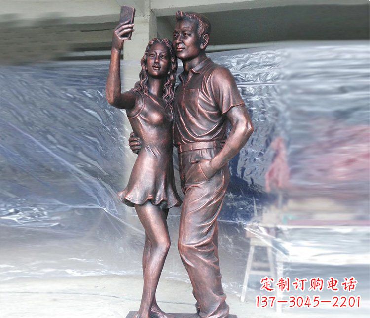 河南广场铜雕情侣拍照人物雕塑