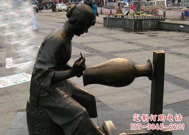 河南广场铜雕修花盆人物雕塑