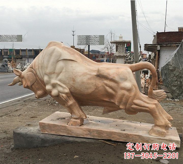 河南广场晚霞红牛雕塑