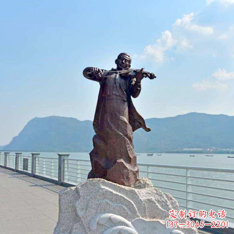 河南海边拉小提琴的聂耳雕像