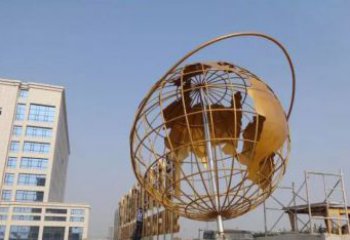 河南地球仪雕塑是一种雕刻艺术，它将地球仪的地…