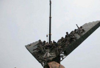 河南充满激情的足球队人物铜雕