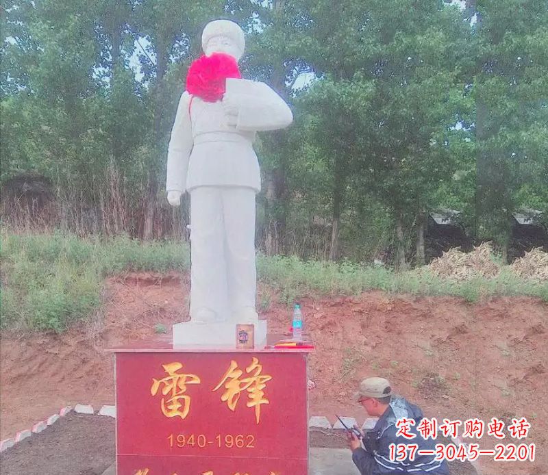 河南珍贵的白玉雷锋雕塑