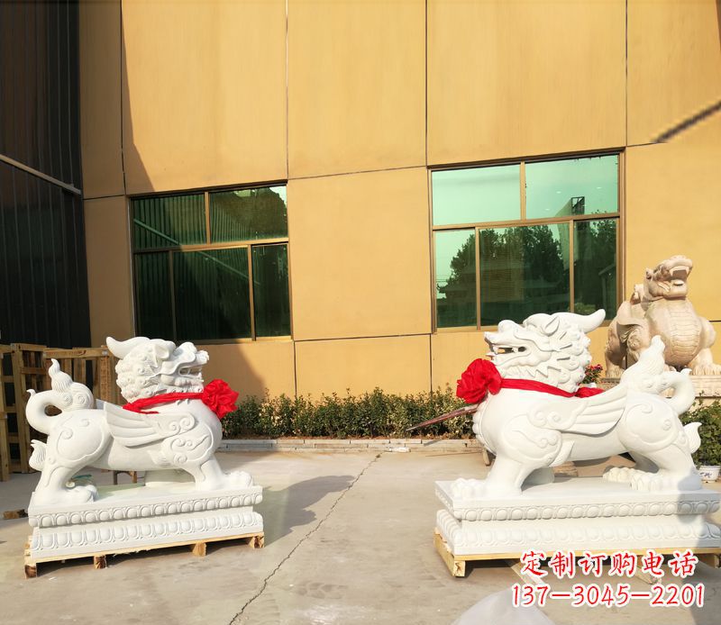 河南汉白玉立式貔貅门口招财石雕
