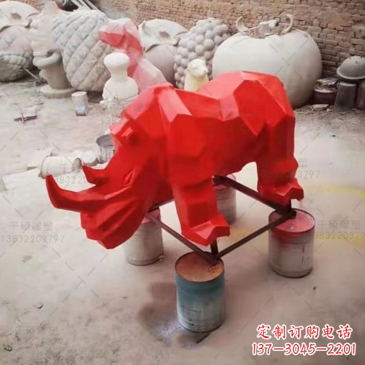 河南红色几何切面抽象犀牛雕塑