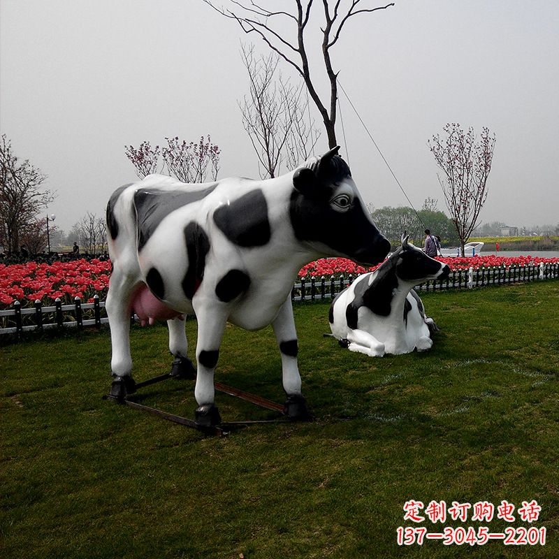 河南真实农场气息的户外仿真奶牛雕塑
