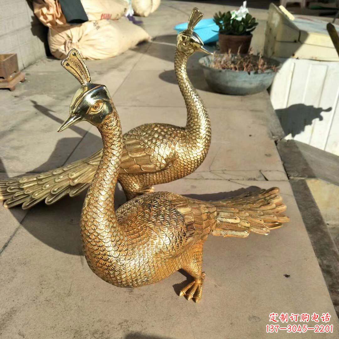 河南高贵典雅的黄铜雕刻孔雀雕塑