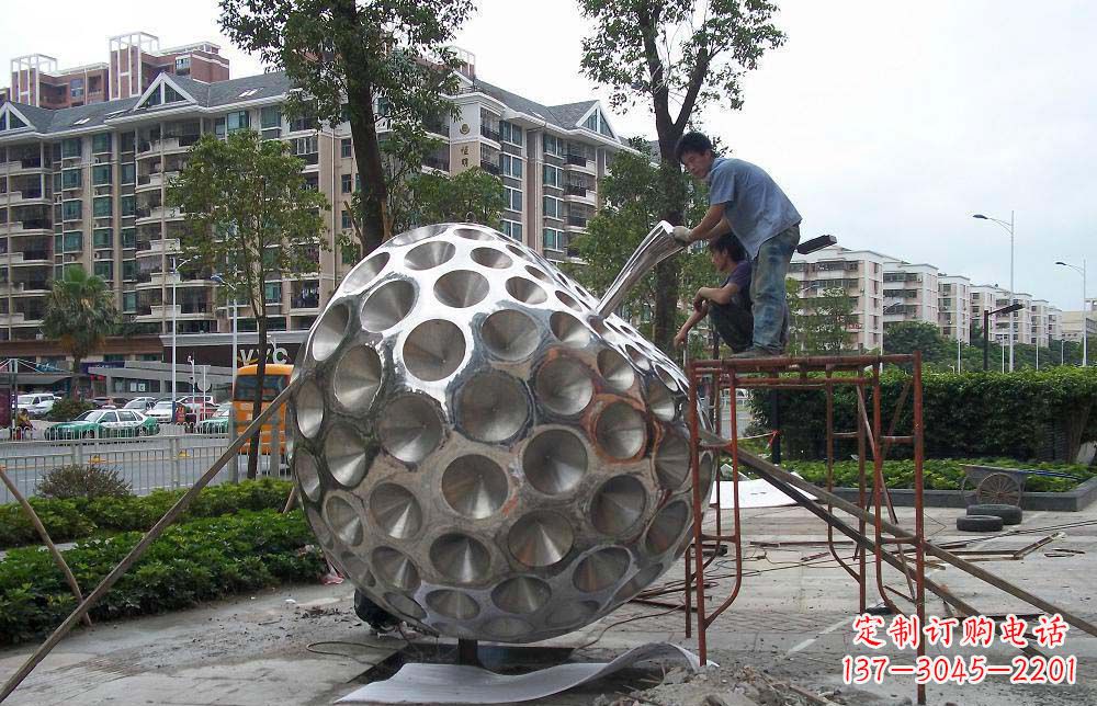 河南精心打造的街边苹果雕塑